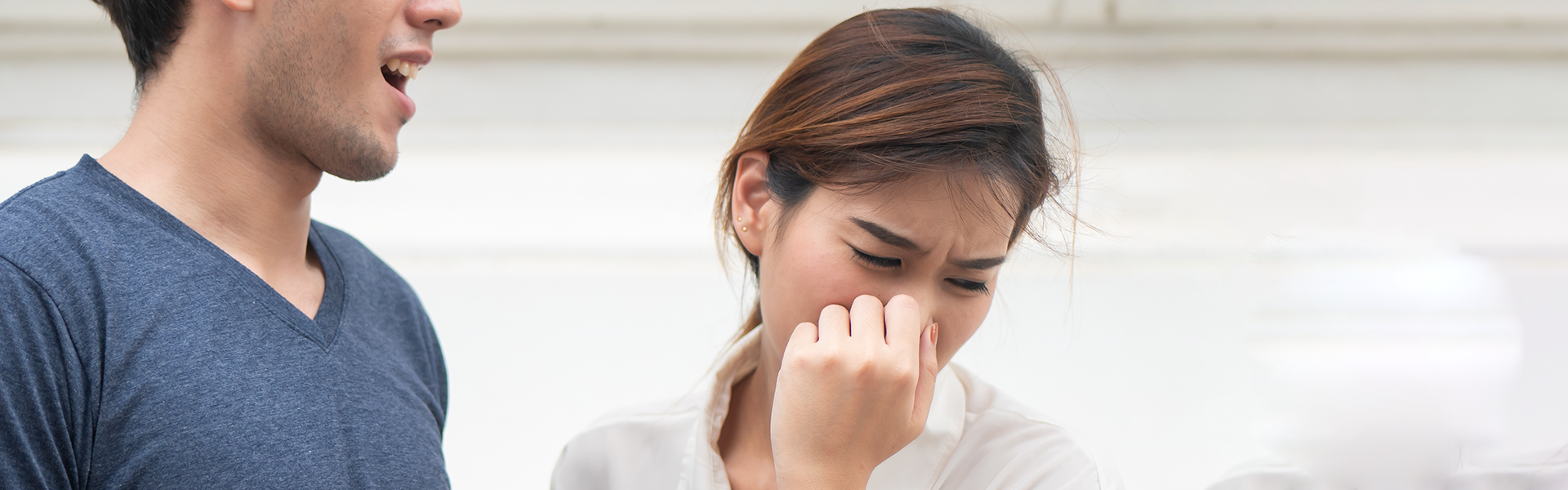 La mauvaise haleine peut rapidement devenir un véritable obstacle social, affectant les interactions et la confiance en soi.